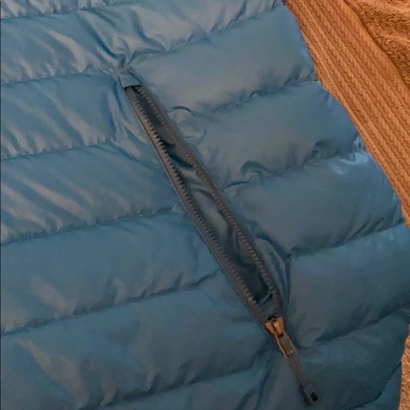 Patagonia down jacket folds into pillow - Picture 6 of 9
